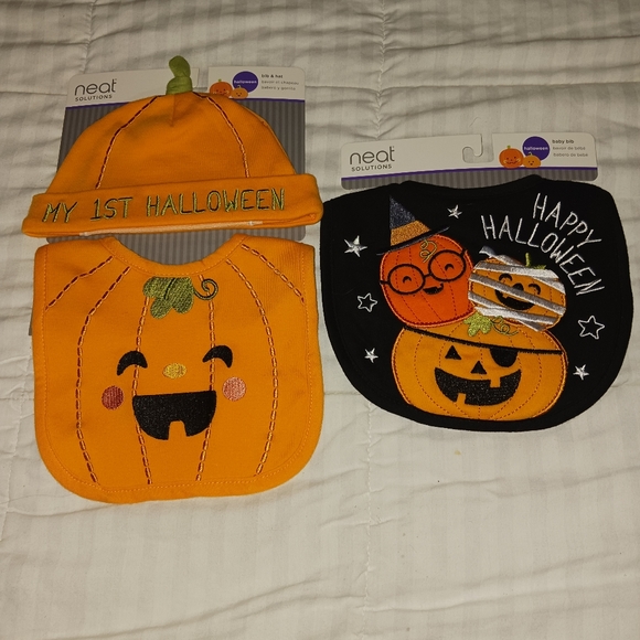 Halloween Bibs & Beanie - Picture 1 of 3